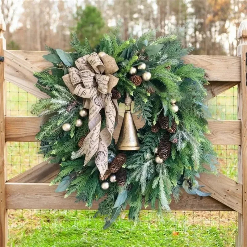 Robust julekrans til dør eller vegg. Kunstig design for både innendørs og utendørs julepynt og høytidsdekor.