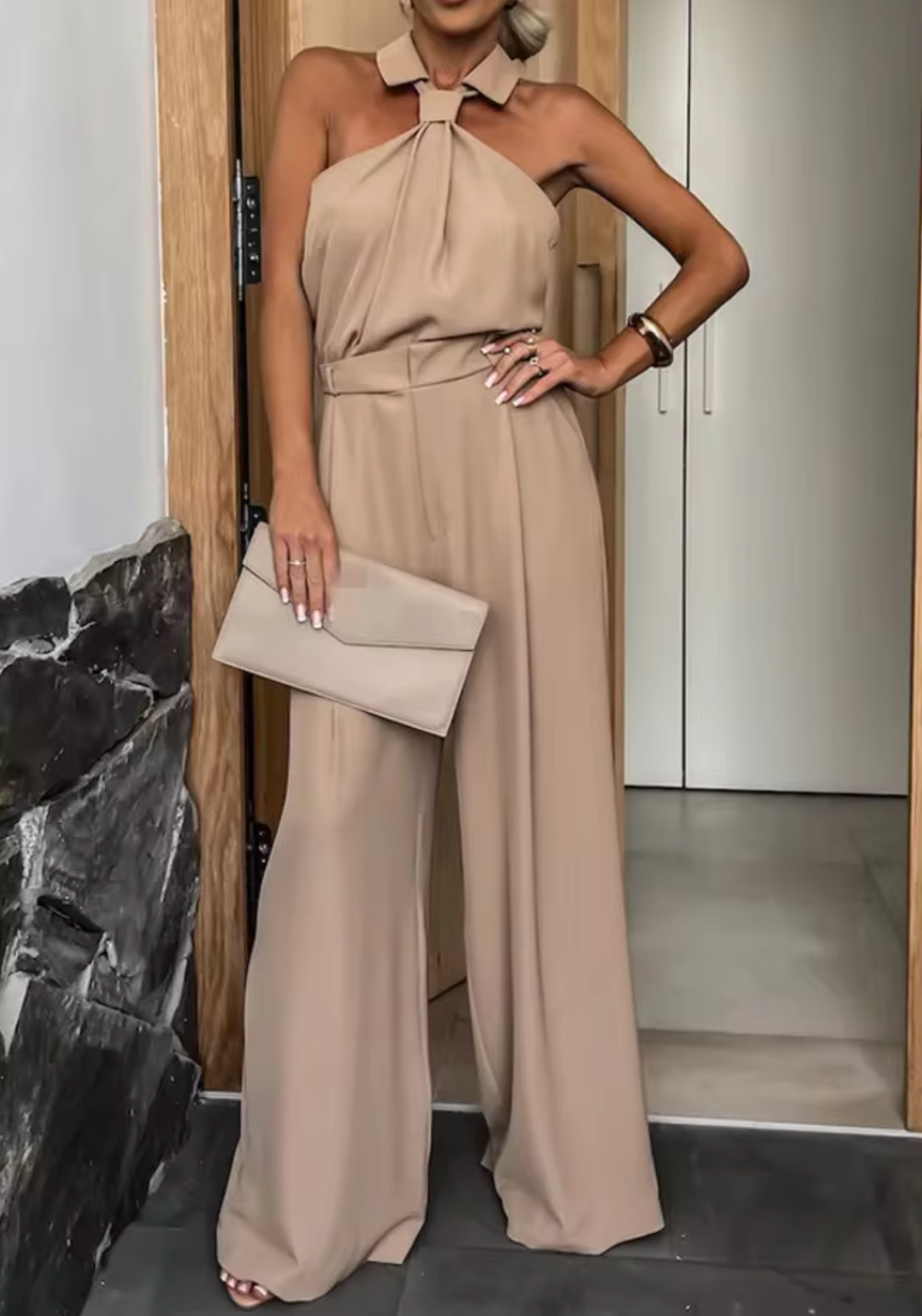 Stilig fest jumpsuit for kvinner, featuring høyhalset topp og brede, flytende ben. Mote for enhver anledning.