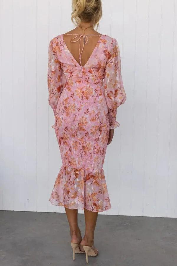 Ryggdetaljer av elegant kvinne kjole. Komfortabel og stilfull designkjole for vår og sommer, perfekt som festkjole.