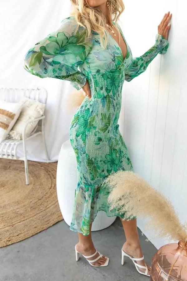 Kvinne kjole stylet som elegant festkjole. Komfortabel designkjole, allsidig for spesielle anledninger eller vår.