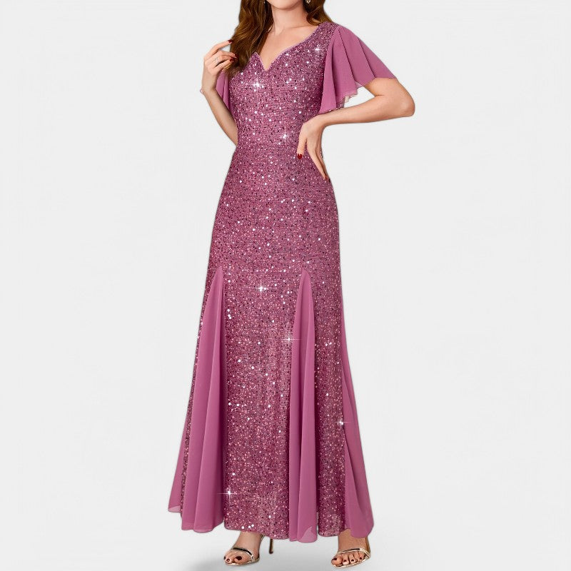 Lang kvinnekjole med stilfull hjerteutskjæring. Glitrende polyester maxikjole, ideell for bryllup og fest.
