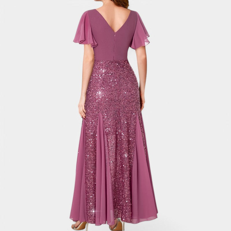 Sommerlig maxikjole for kvinne, polyester. Elegant design med hjerteutskjæring, perfekt som sommer- eller aftenkjole.