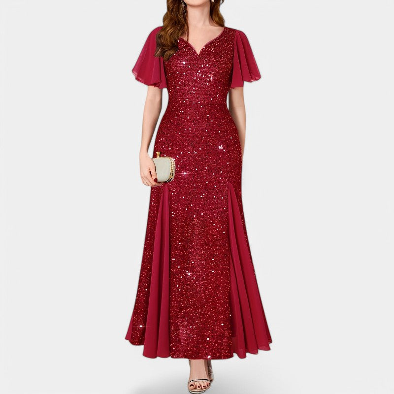 Festlig kvinne maxikjole med hjerteutskjæring. Komfortabel polyesterkjole med glitter, flott for spesielle anledninger.