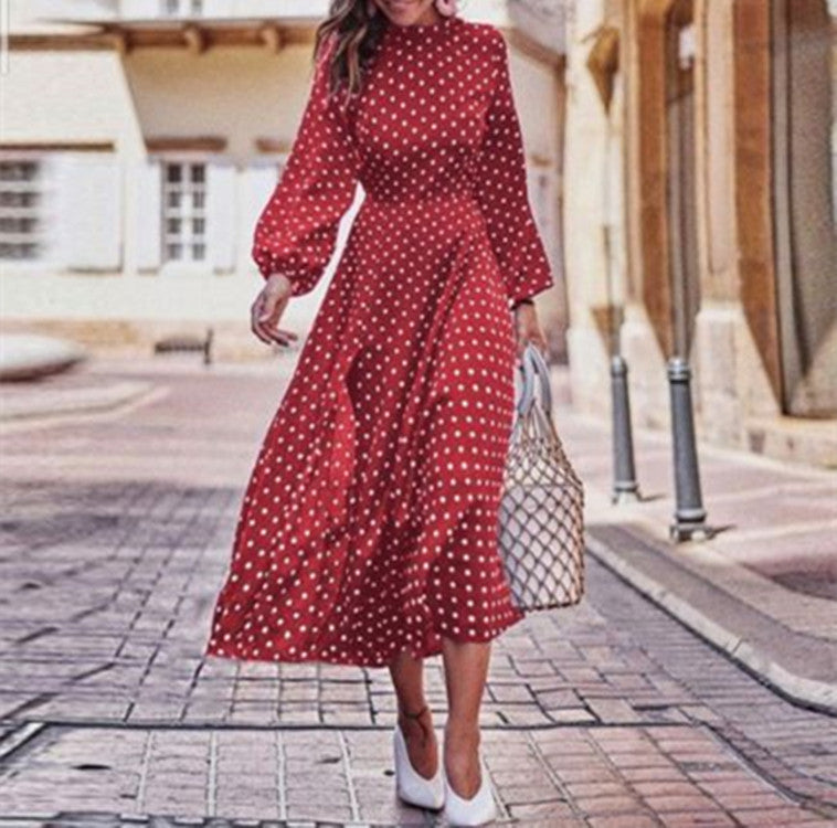 Langermet kvinnekjole med trendy polka prikker, en elegant og allsidig maxikjole i vintage stil for alle anledninger.