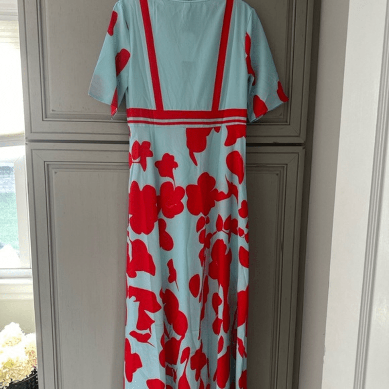 Nydelig mønstret kvinne robe med blomster for en elegant og komfortabel hverdagsstil eller festantrekk.
