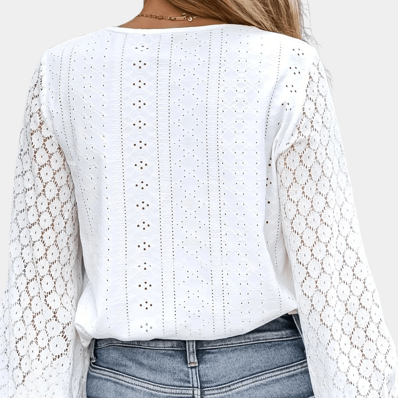 Nærbilde av V-hals blondebluse for kvinner. Detaljer i blonde og klassisk design som fremhever elegansen.