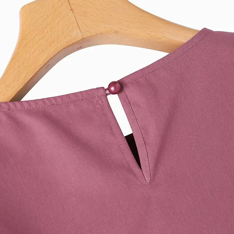 Hvit, elegant 3/4-ermet bluse for kvinner med delikate volanger, perfekt for jobb eller fritid.