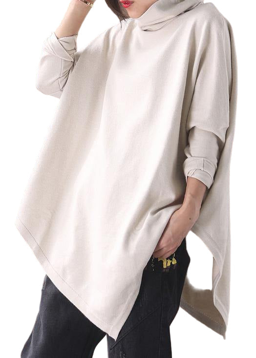 Elegant kvinnebluse med asymmetrisk kant og høy hals, perfekt for en moderne og stilren look.