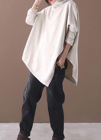 Stilren asymmetrisk bluse med høyhals for kvinner, allsidig for hverdag, kontor eller fest.