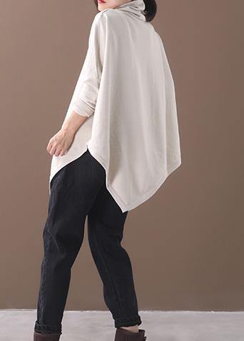 Moderne høyhalset damebluse med asymmetrisk falde. En elegant topp for vår- og sommermoter.