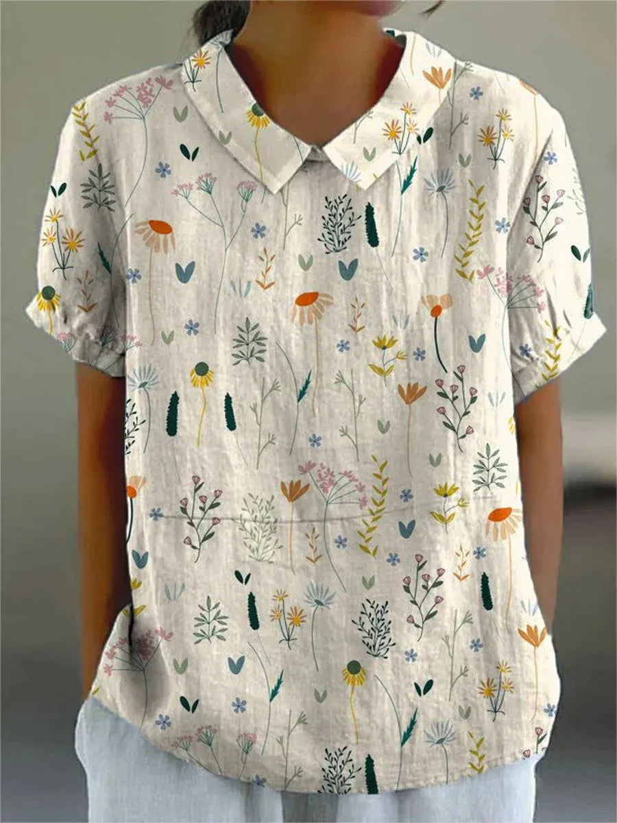 Sommerlig kvinnebluse med blomsterprint, ideell for hverdagsbruk. Komfortabel, lettvekt og stilig for varme dager.