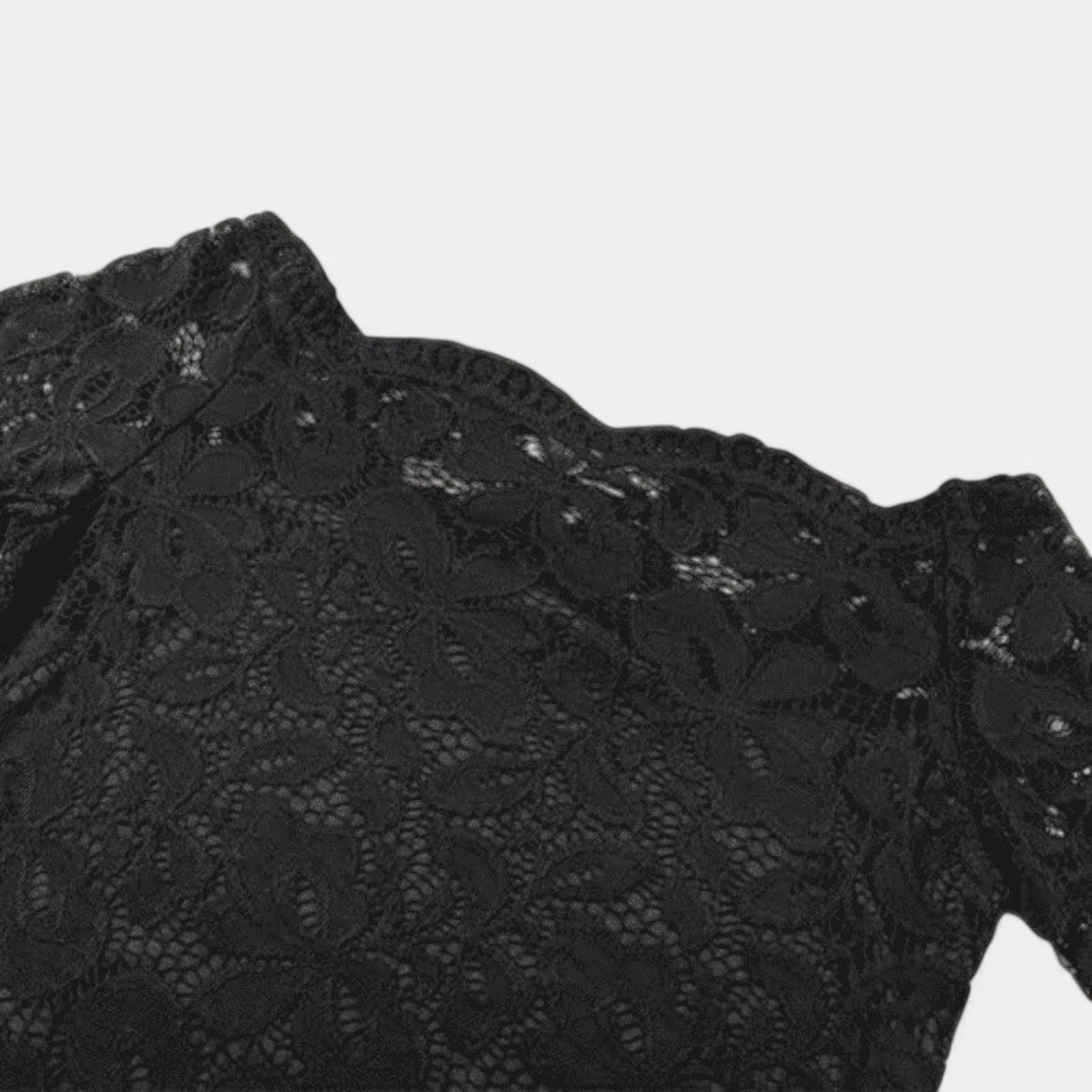 Feminin tettsittende topp med lange blondeermer og stilig utringet hals.