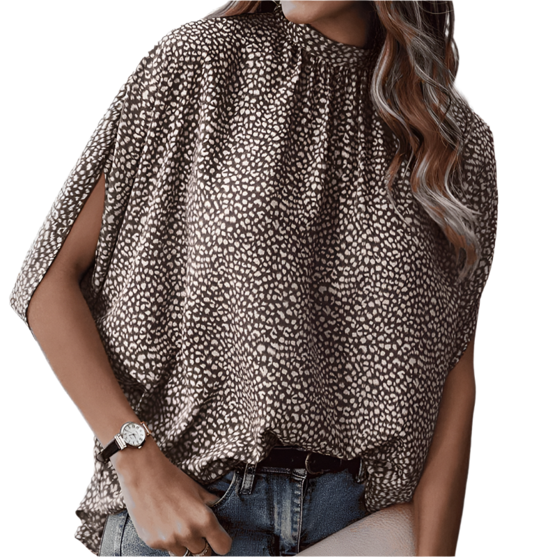 Elegant kvinnebluse med halvlange ermer, splittdetaljer og avslappet passform for en stilig look.