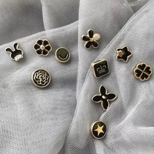Perlebrosje med detaljerte utsmykninger, et kunstnerisk smykke som uttrykker eleganse og mote.