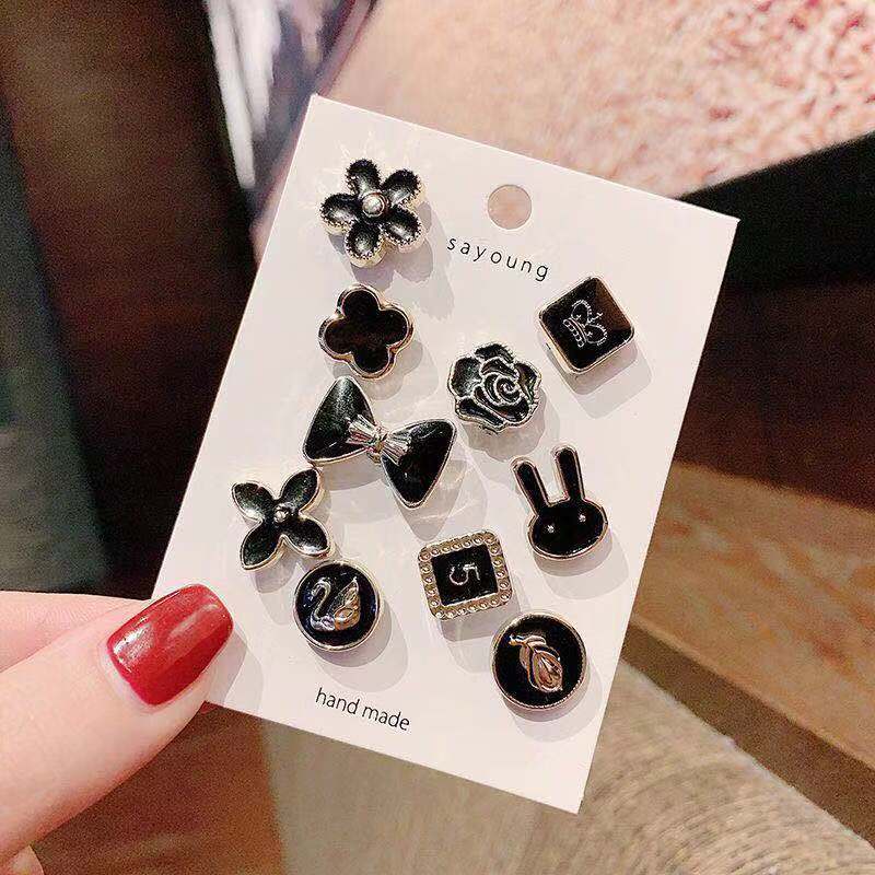 Klassisk damebrosje med kunstige perler, et tidløst smykke for jakker og kjoler.