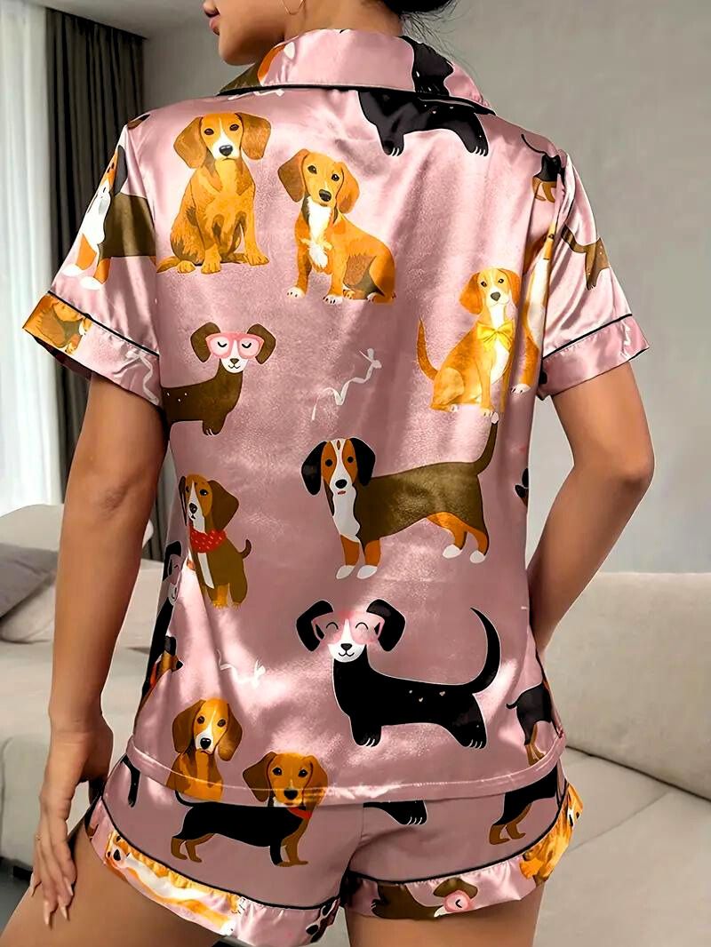Komfortabelt pyjamassett for kvinner med krage og knappefront. Perfekt sommerpyjamas for stil og hjemmekos.