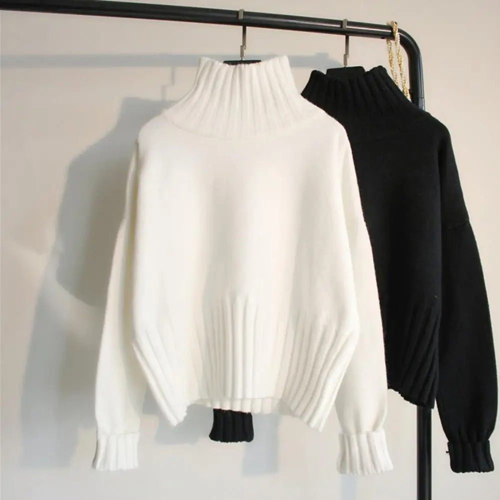 Nærdetalj av ribbestrikket tekstur på elegant basic turtleneck genser for kvinner. Tidløs topp.