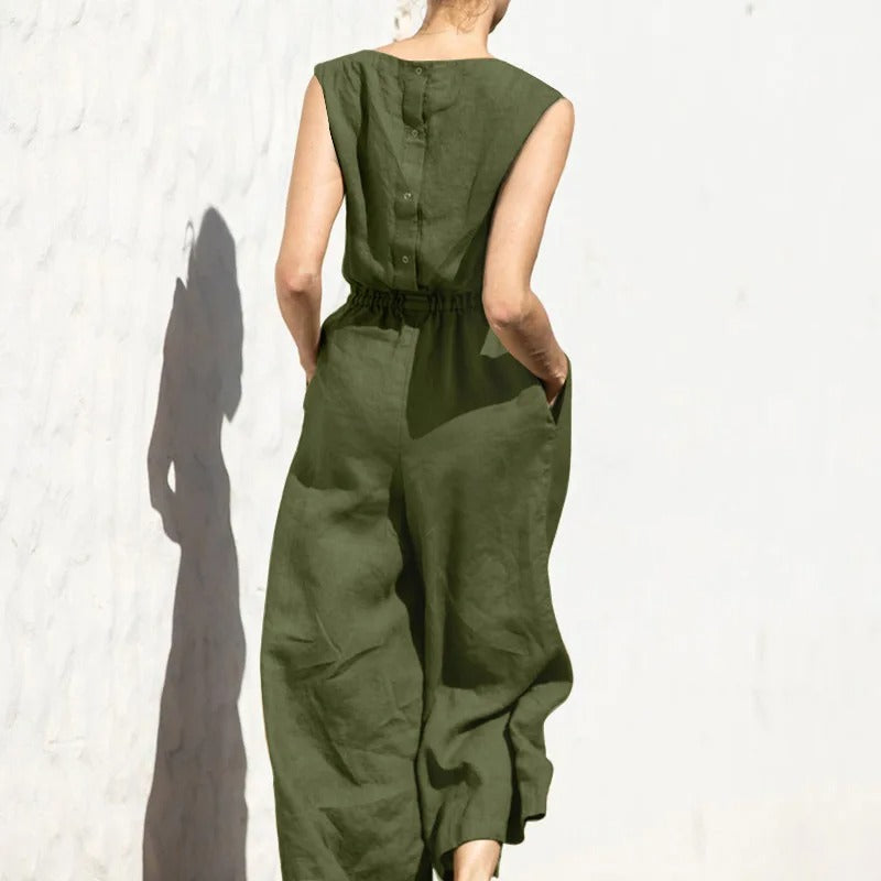 Kvinne som bærer en elegant jumpsuit med vide ben og høy midje, viser bevegelsesfrihet og stil.