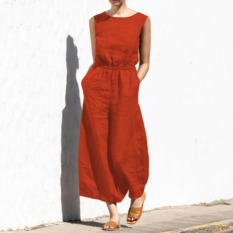 Komfortabel ermeløs jumpsuit for dame, med vide ben og elegant snitt, ideell for sommerstil.