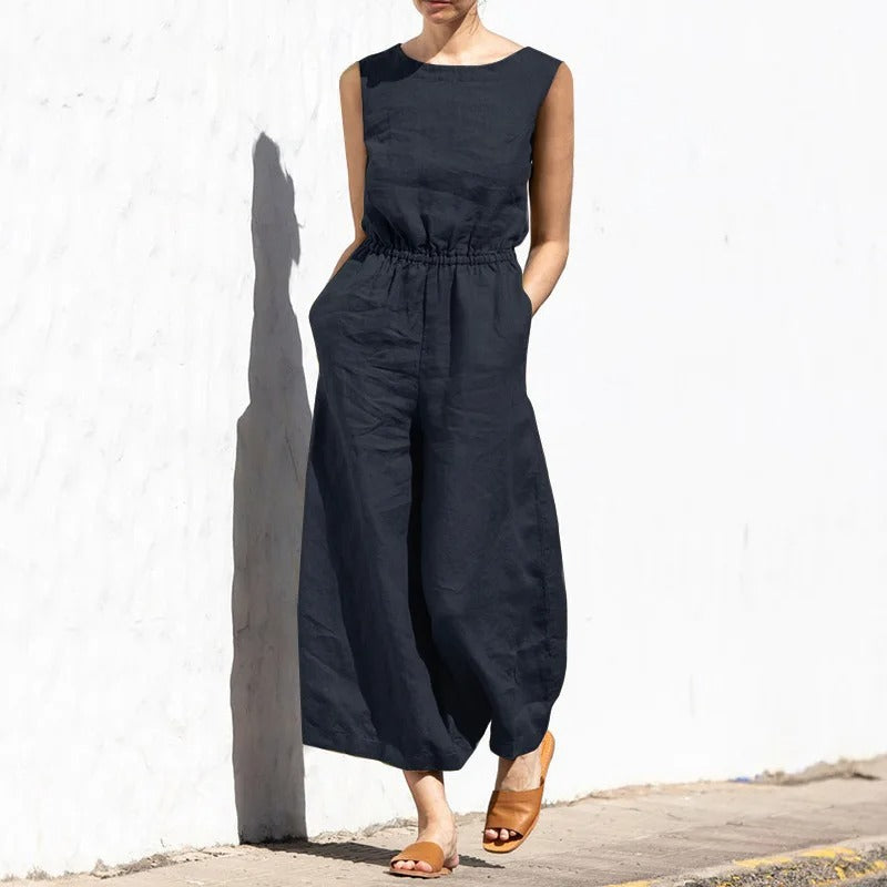 Trendy vid ben jumpsuit, ermeløs og med komfortabel passform for varme sommerdager.