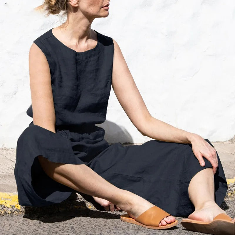Bakside av elegant kvinners jumpsuit, fremhever vide ben, høy midje og sømløs design.