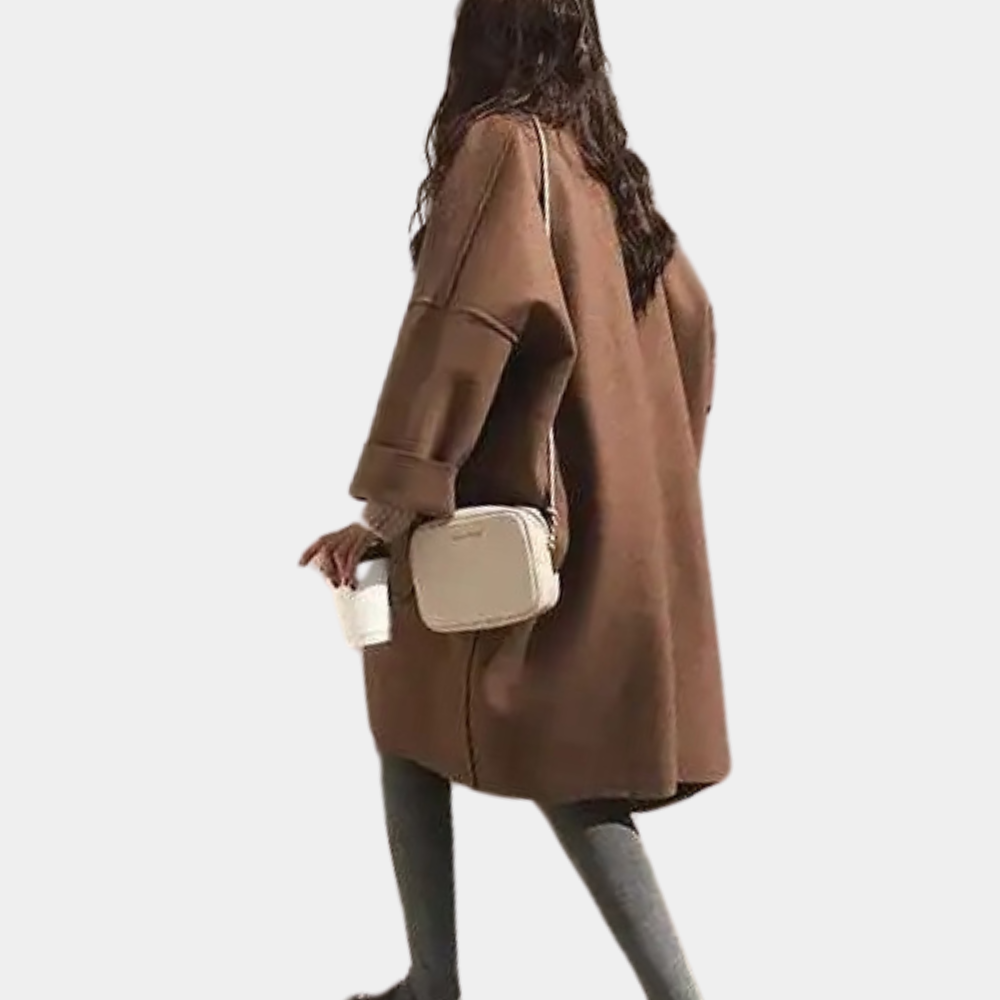 Svart kvinners lang trenchcoat i tidløs vintage stil. Elegant yttertøy for en sofistikert look.