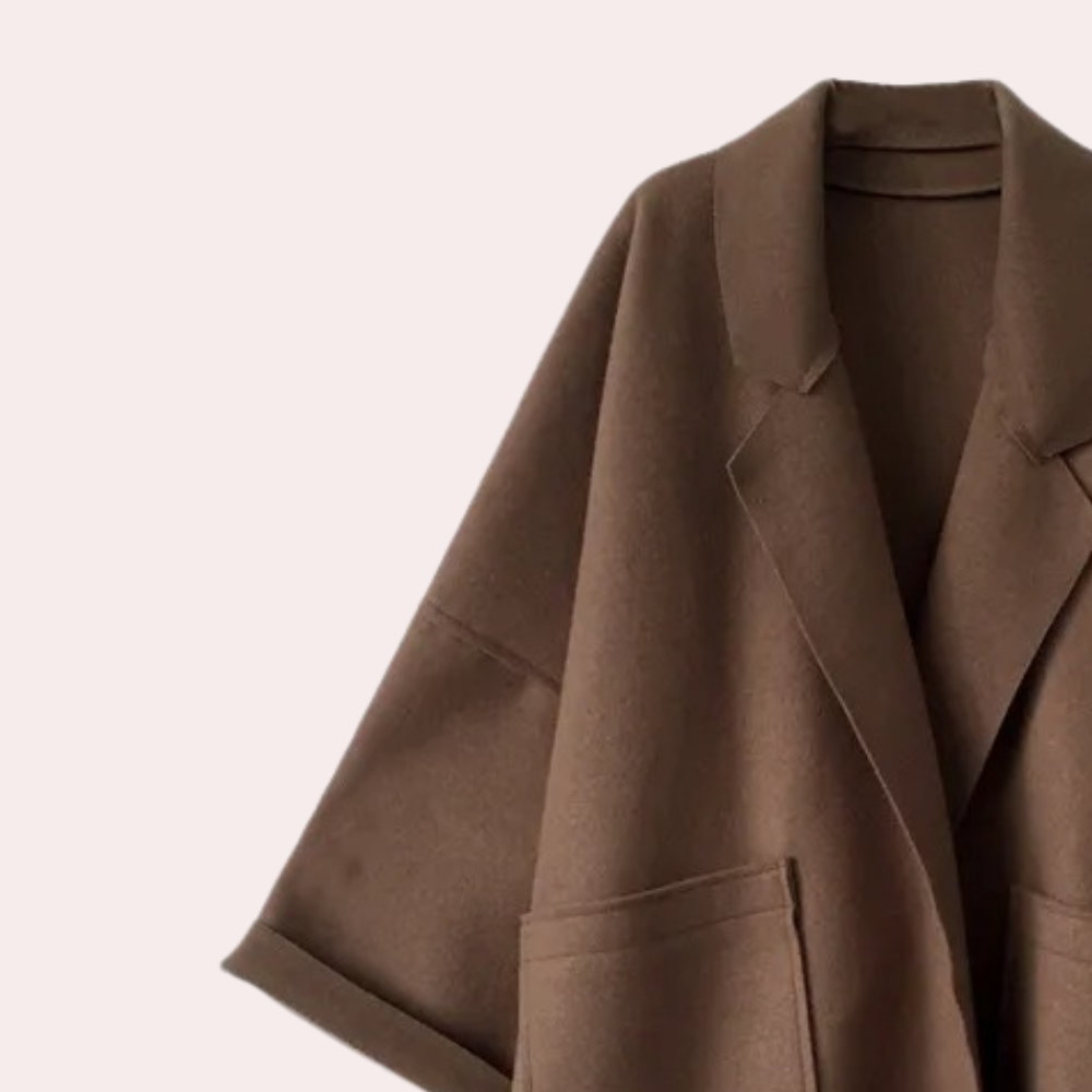 Detalj av kvinners lang trenchcoat. Vintage-inspirert stil, perfekt som elegant yttertøy.