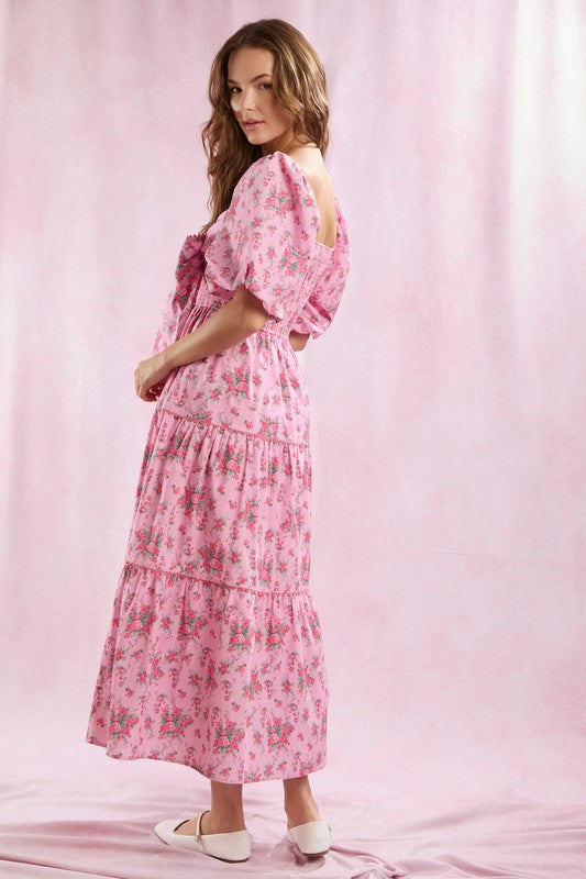 Kvinners maxikjole med et levende blomstertrykk, behagelig stoff og en sjarmerende sløyfedetalj for en feminin look.