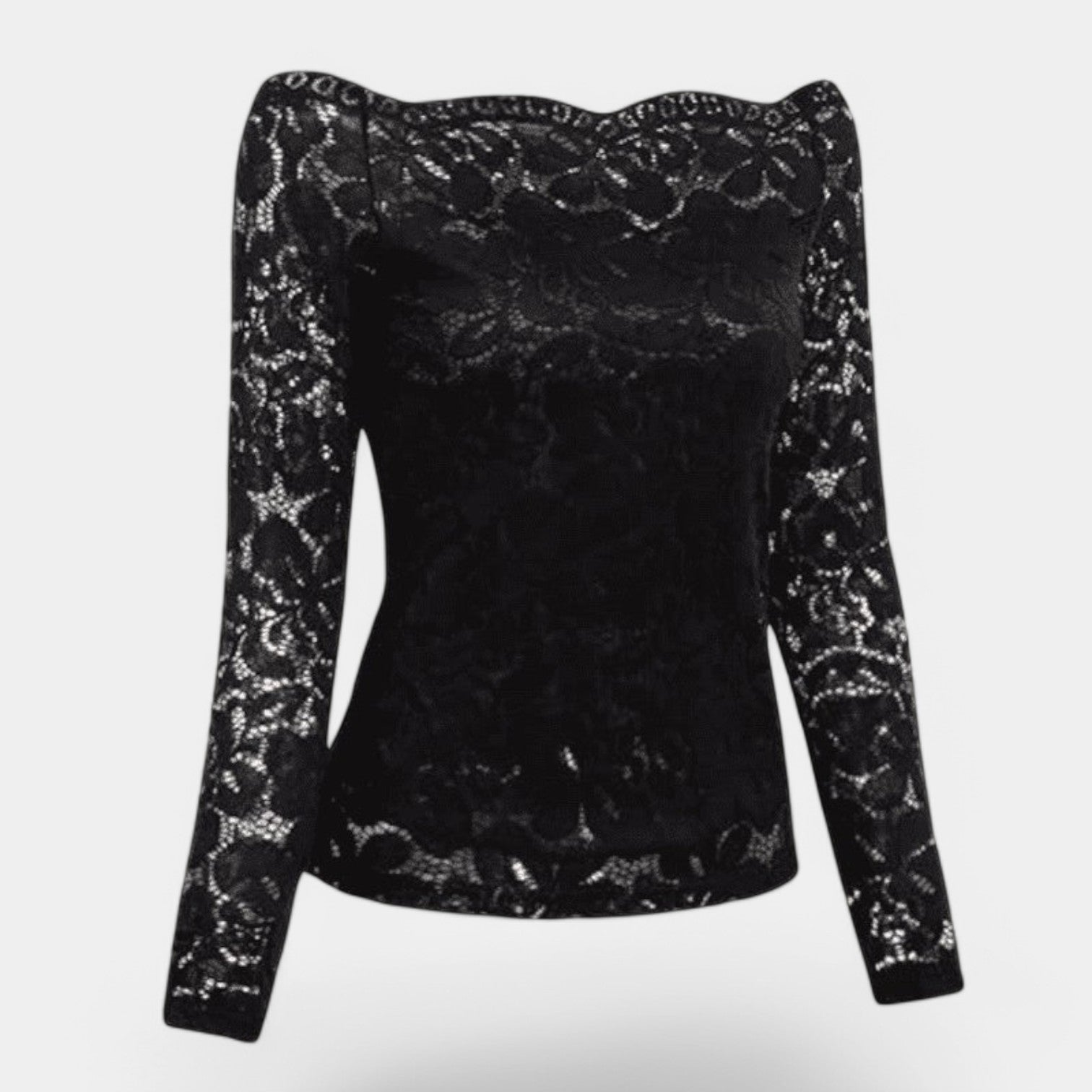 Slim fit damebluse med blondeutringning og lange ermer. Komfortabel og elegant vår/sommerklær.