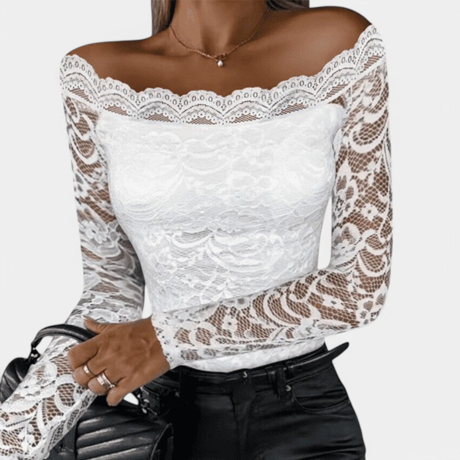 Detalj av lange ermer på romantisk damebluse med elegant blondeutringning. Vår/sommer stil.
