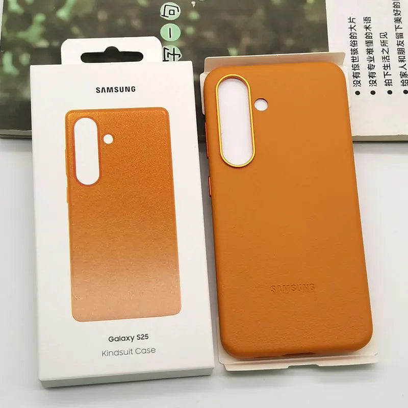 Samsung Galaxy S25 i et elegant lærdeksel, fremhever perfekt passform og stilrent design.