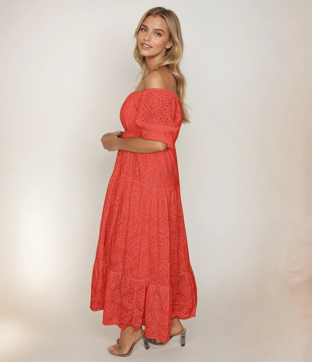 Lang blondekjole for kvinner med elegant design, pustende stoff og allsidig stil for sommer og fest.