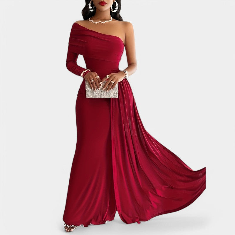 Feminin bodycon langkjole med grasiøs utringning, perfekt som elegant fest- eller vårkjole.