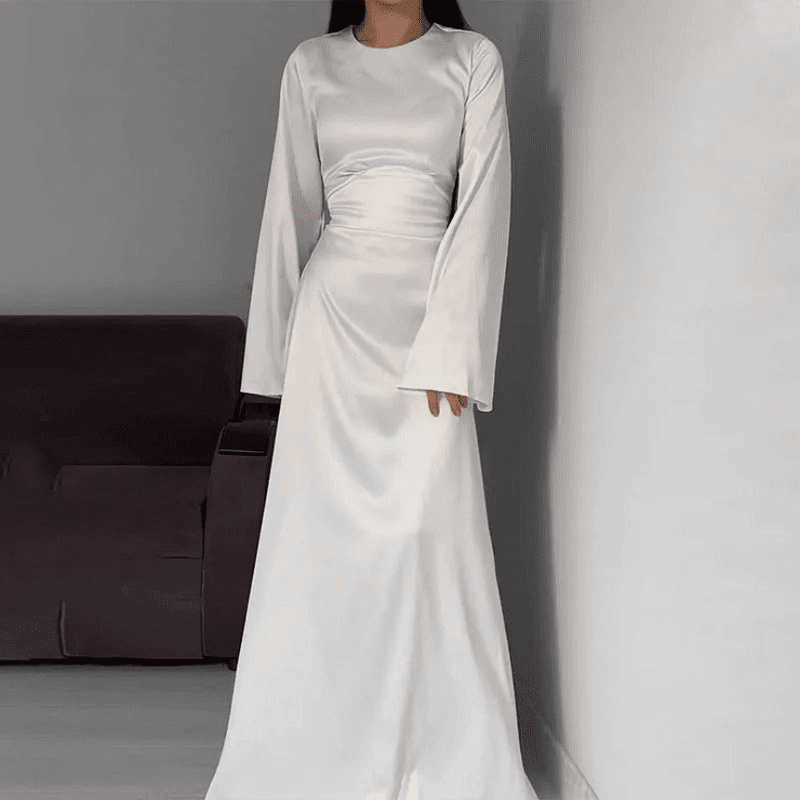 Lang damekjole for bryllup og formelle anledninger. Elegant festkjole og galla antrekk for kvinner.