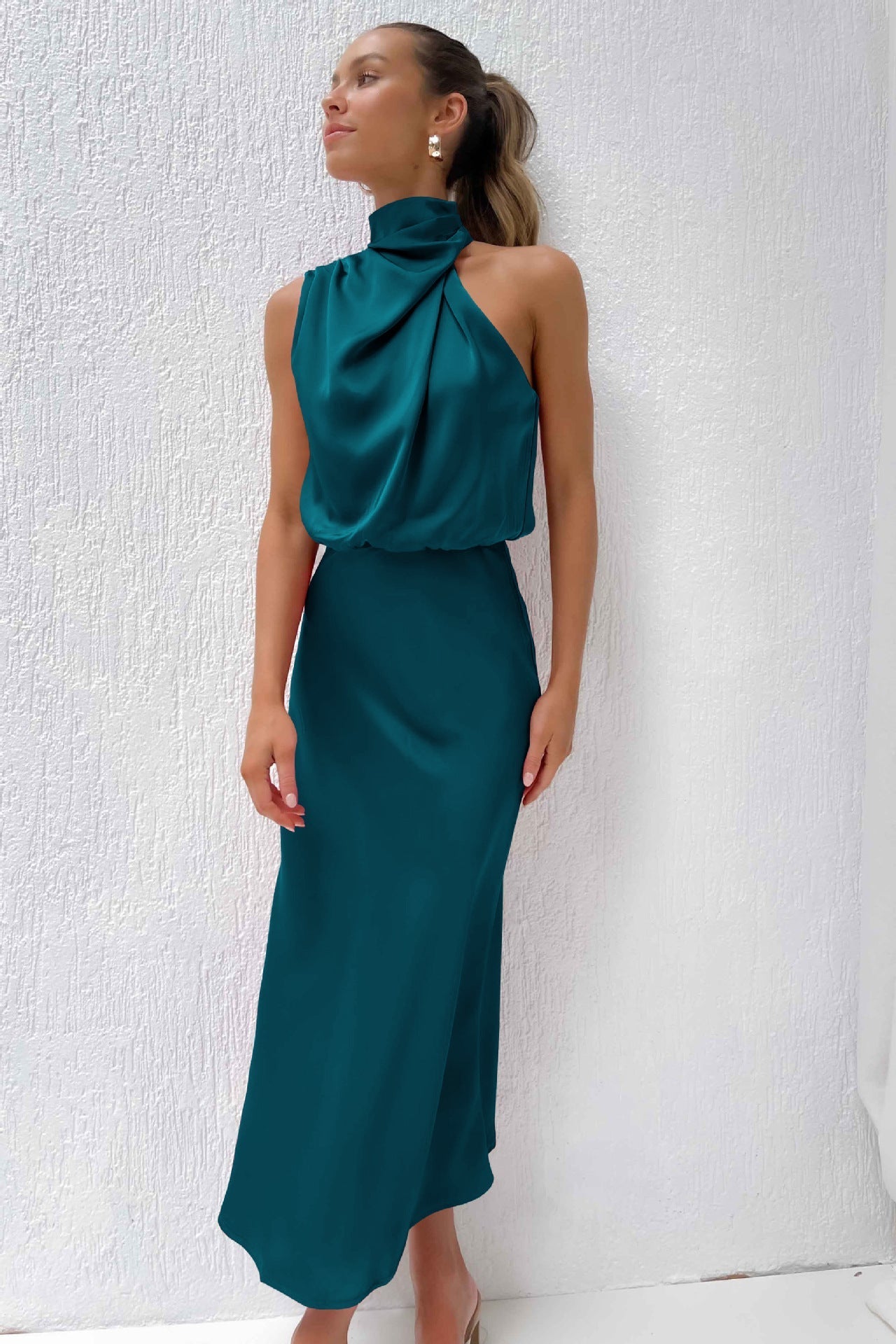 Vakker gallakjole med høy hals. Lang, elegant passform for bryllup, selskap og sommerfest.