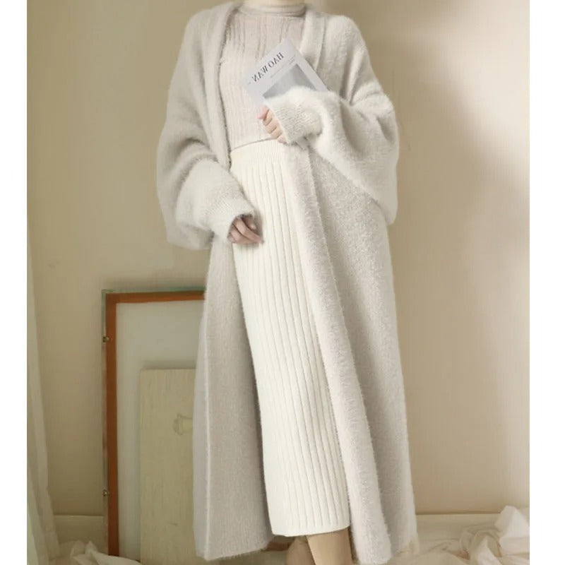 Moderne hvit lang cardigan for kvinner, elegant design som passer til mange antrekk.