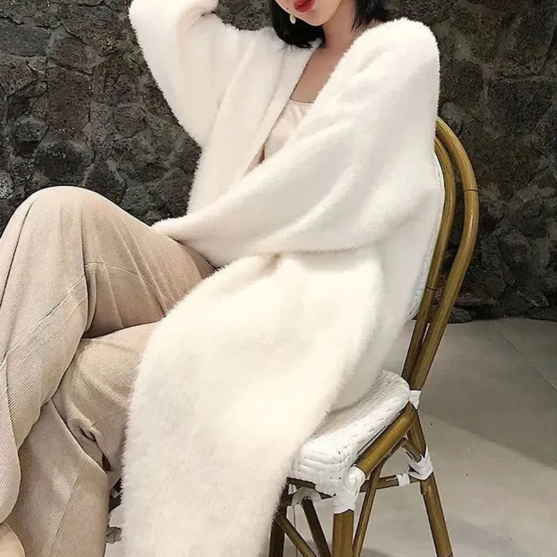 Komfortabel strikket cardigan for dame i hvit farge, perfekt for kjølige dager og mote.