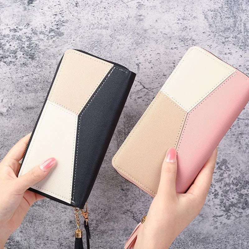 Himmelblå lang dame lommebok. Chic clutch for god organisering av kort, kvitteringer og kontanter.