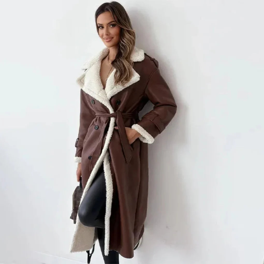 Lang varm vinterfrakk for kvinner med pene knapper. Elegant damefrakk som ytterplagg, ideell for kald vinter.