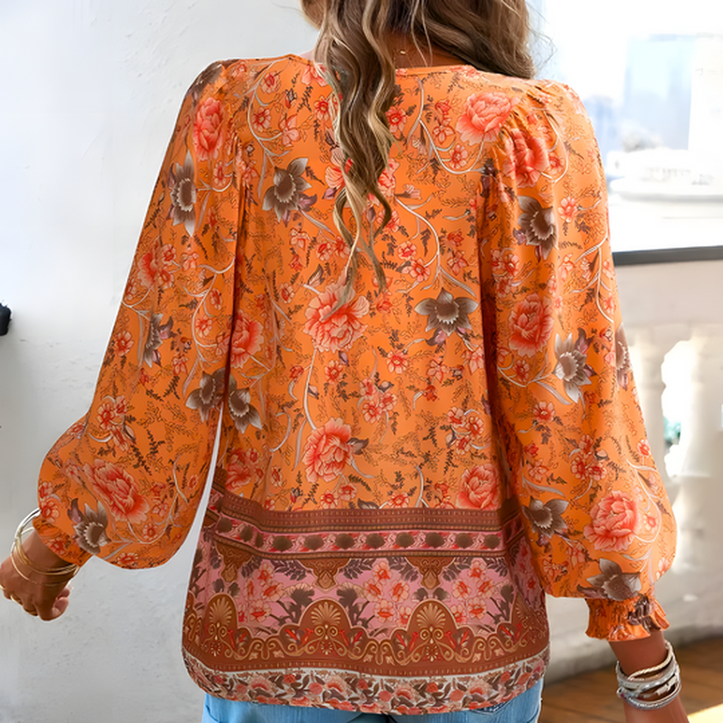 Komfortabel blomsterbluse med knappelukking, elegant hverdagstopp med fargerikt blomsterdesign.