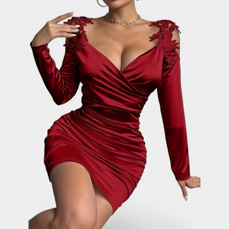 Kvinne i stilfull langermet bodycon kjole, viser tidløs eleganse og komfortabel passform for mote.