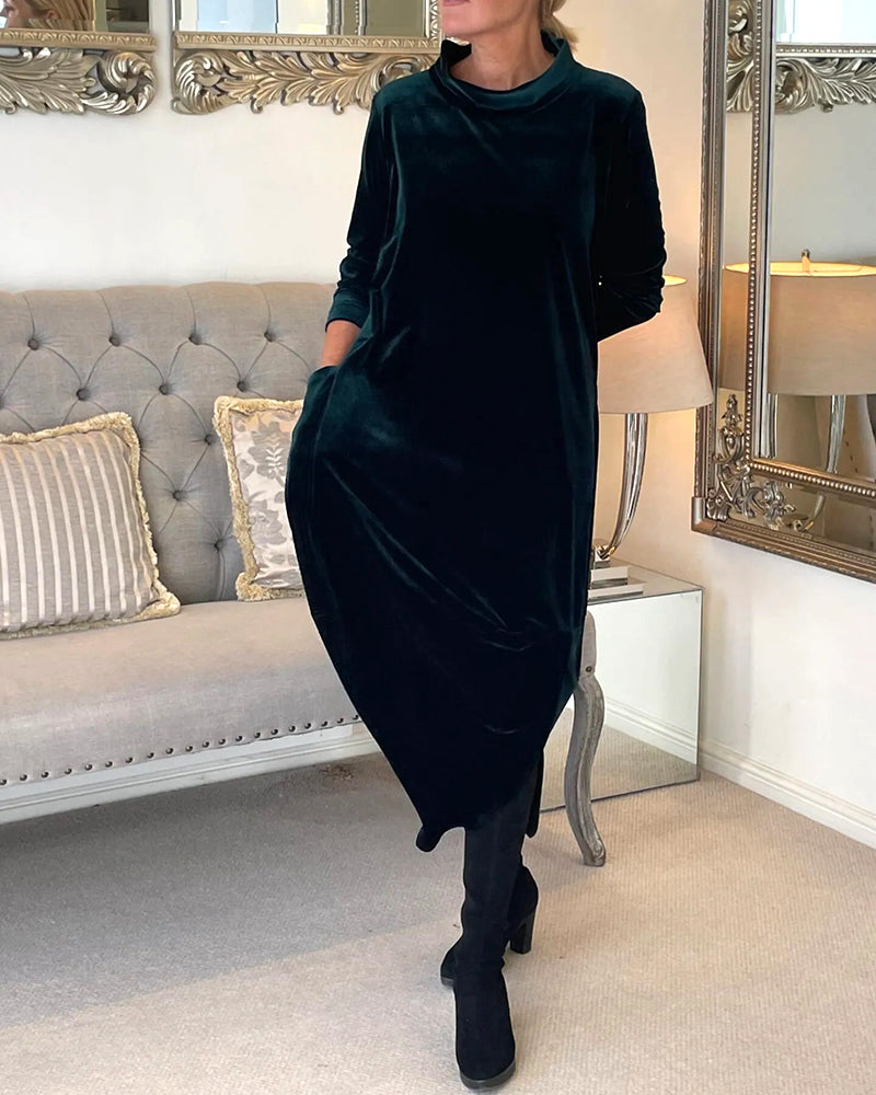 Elegant langermet fløyelskjole for dame med praktiske lommer, perfekt som fest- eller vinterkjole.