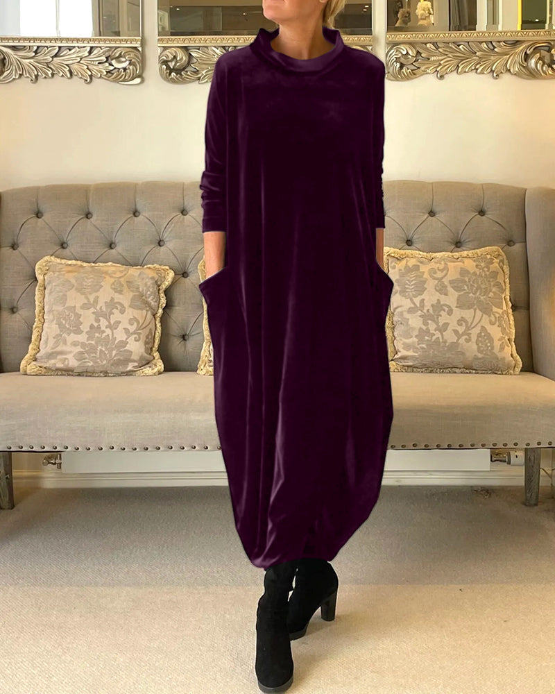 Elegant mørk fløyelskjole for kvinner, med lange ermer og diskrete lommer. Stilfull og varm.
