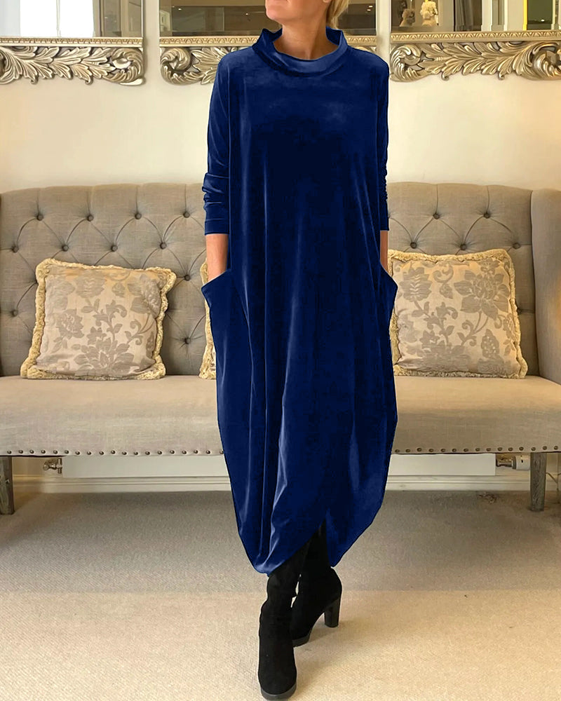 Komfortabel og elegant dame fløyelskjole med lommer. Ideell langermet kjole for kjølige dager.