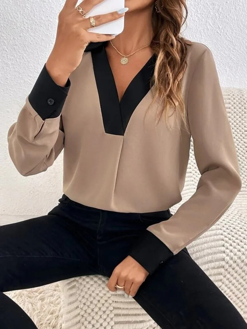 Kvinne iført elegant, langermet kontorbluse. Komfortabelt og moteriktig arbeidsplagg for dame.