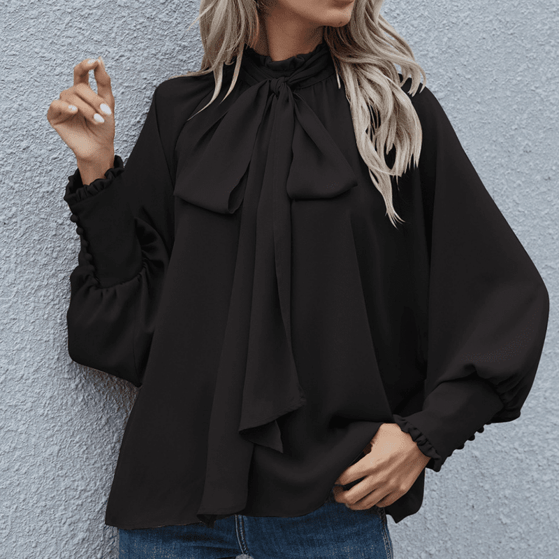 Komfortabel langermet bluse for kvinner. Ensfarget, elegant og stilfull for kontor eller hverdag.
