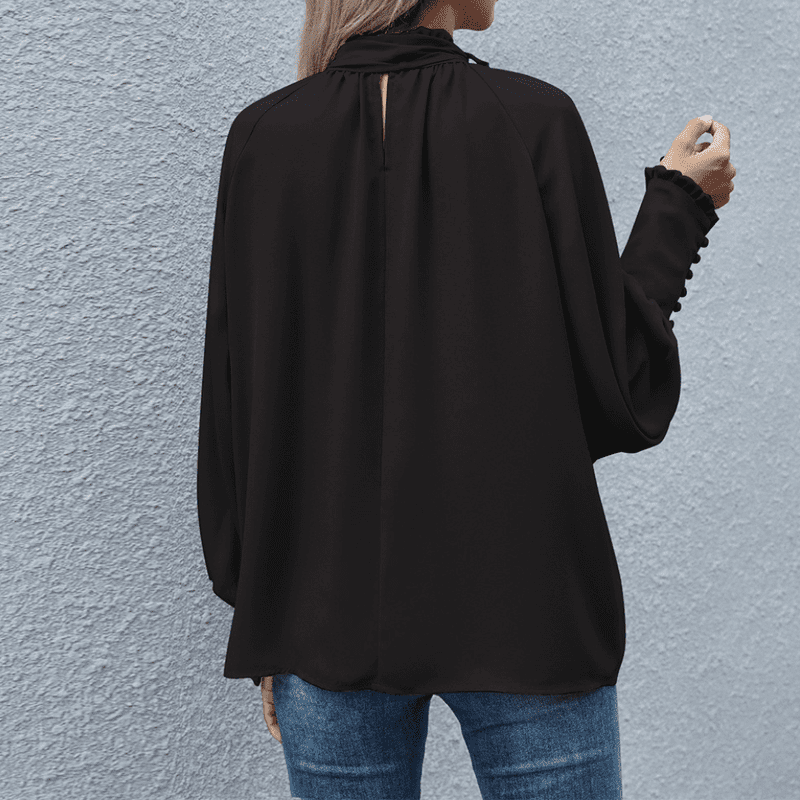 Ensfarget langermet kvinnebluse med minimalistisk design. Elegant og komfortabel for enhver anledning.