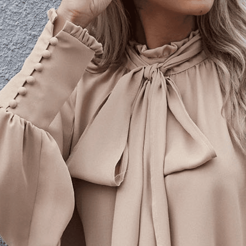 Kvinnebluse med lange ermer. Elegant, minimalistisk design og komfortabel for jobb eller fritid.