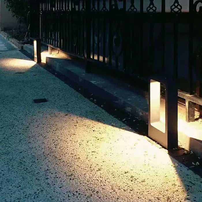 Vanntett LED bakkespotlight for moderne hagebelysning. Grå lampe som skaper vakkert stemningslys utendørs.