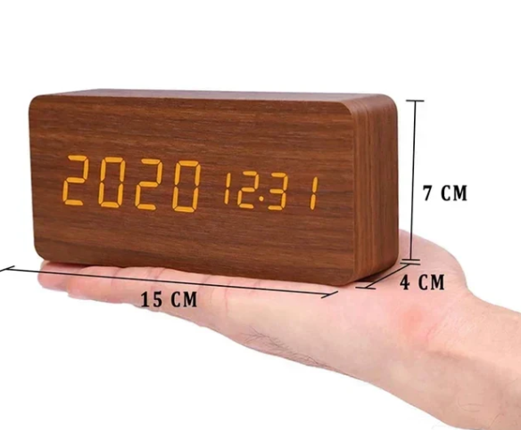 Tidløs LED klokke i brunt tre-design. Digitalt display med stemmeaktivering. Perfekt for gaver.